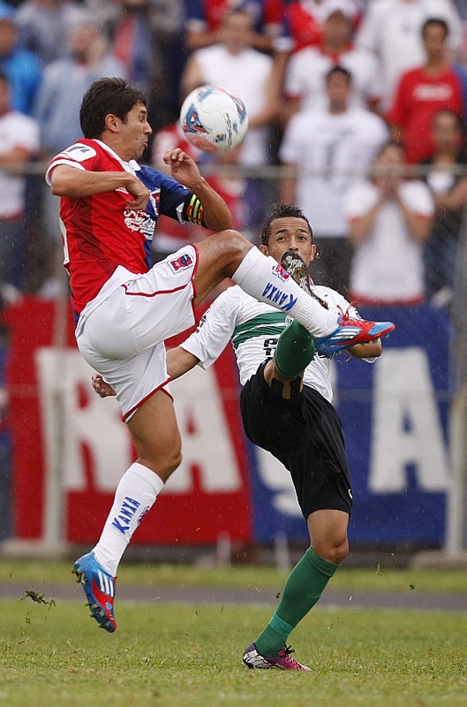 No Paratiba do 1º turno, empate por 0 a 0 e um jogo bastante pegado como este lance entre Rafinha e Lúcio Flávio |