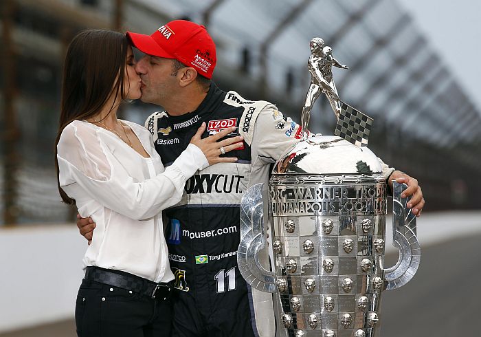 Tony Kanaan comemora sua primeira vitória em Indianápolis com a esposa, Lauren | Jeff Haynes / Reuters
