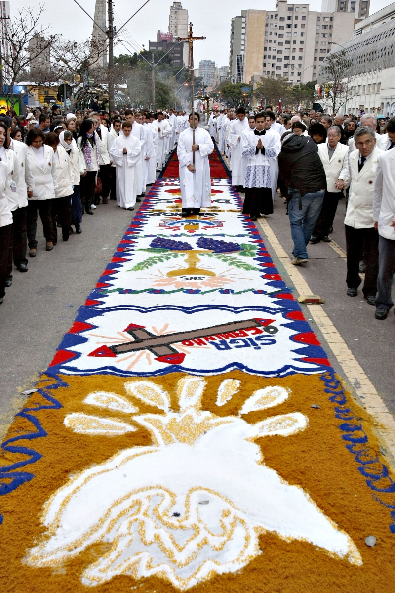 Tapetes feitos por fiéis vão enfeitar o trajeto da procissão | Hugo Harada/ Gazeta do Povo