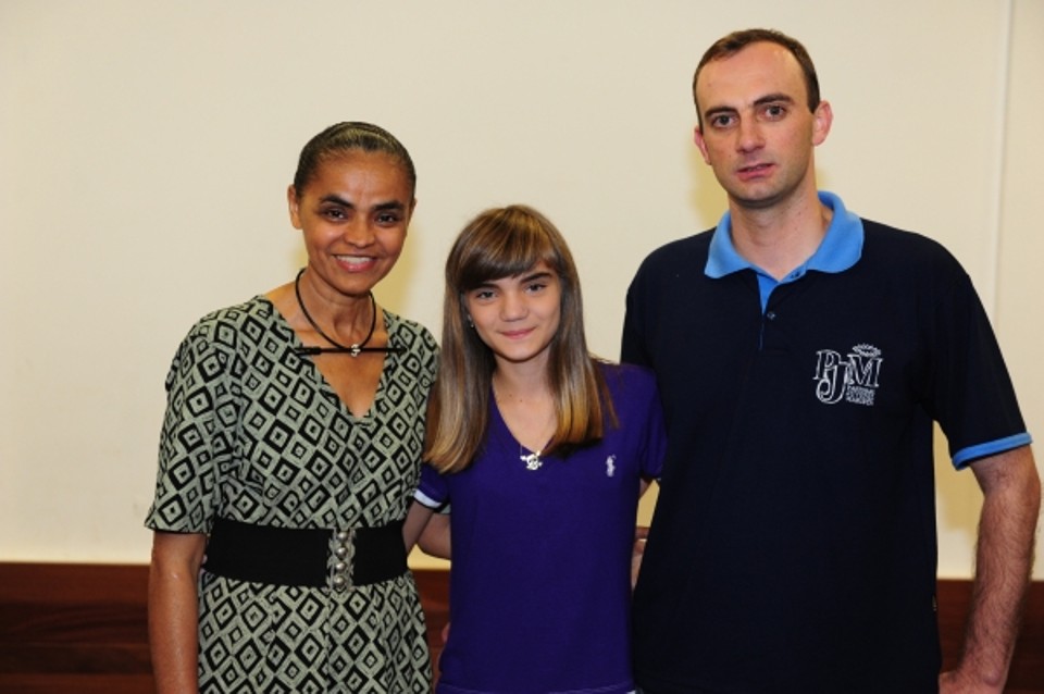 A ex-senadora Marina Silva e a catarinense Isadora Faber, autora do blog Diário de Classe, participaram no último fim de semana da II Jornada Provincial Marista das Juventudes, em Curitiba. O evento, no Colégio Santa Maria, reuniu mais de mil jovens em preparação para a Jornada Mundial da Juventude. Com elas na foto, o diretor do Setor de Pastoral do Grupo Marista, Irmão Adriano Brollo | João Borges