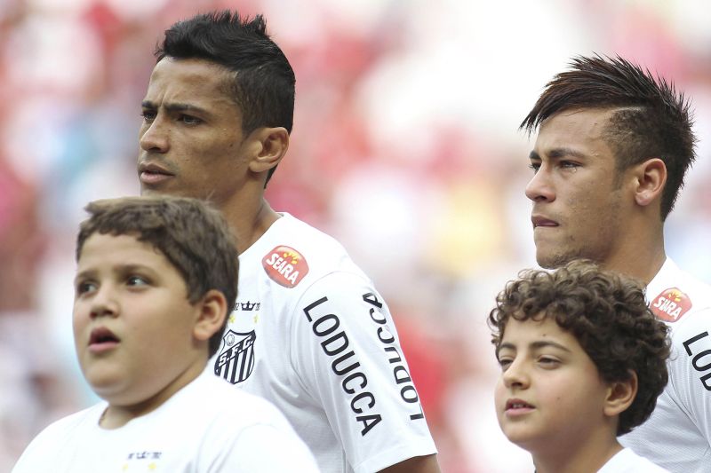 Neymar chorou durante a execução do hino nacional | Reuters