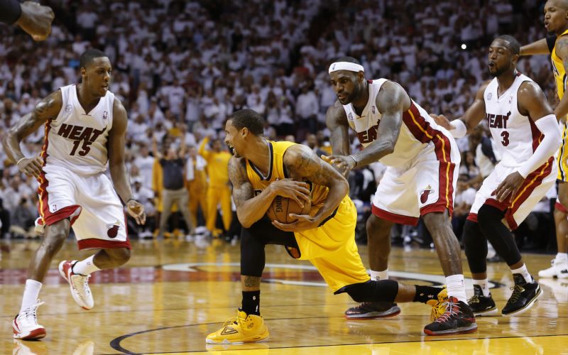 LeBron James desperdiçou posse de bola nos segundos finais da partida e Miami Heat acabou derrotado pelo Indiana Pacers | Reuters