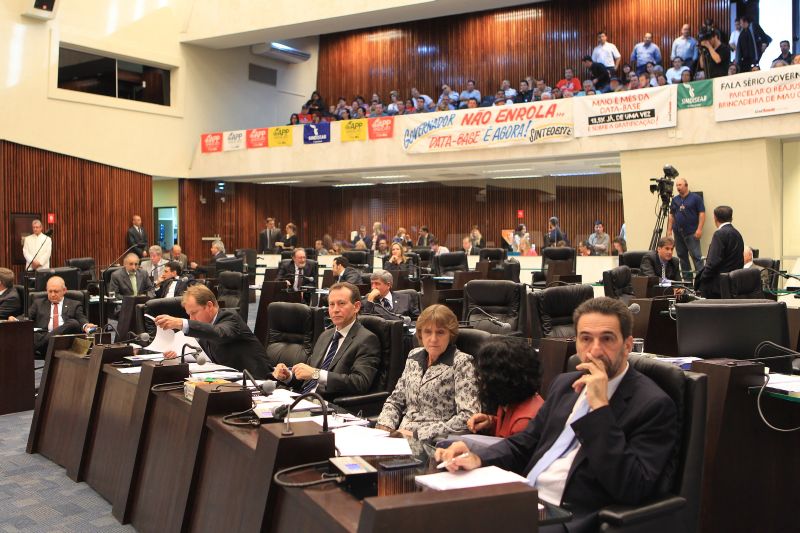 Manifestantes lotaram as galerias da Assembleia: pressão de servidores e insatisfação de parte da base adiou votação do reajuste para o funcionalismo | Fotos: Ivonaldo Alexandre/ Gazeta do Povo