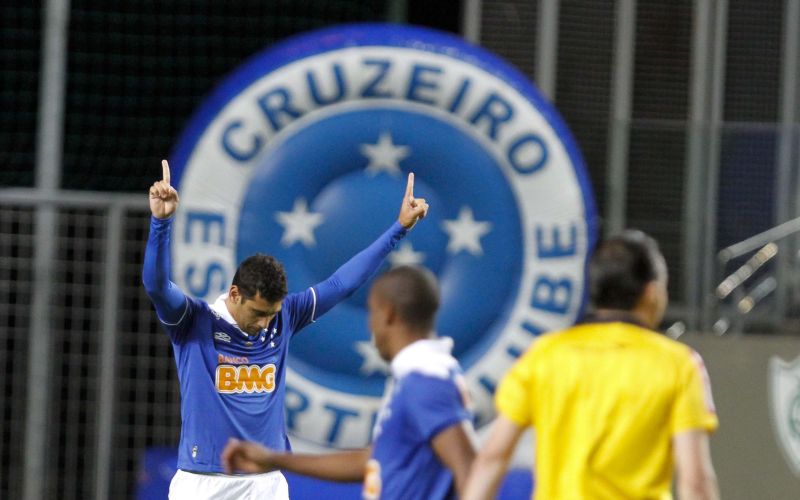 Diego Souza comemora um dos cinco gols do Cruzeiro na goleada sobre o Goiás | Washington Alves / Vipcomm