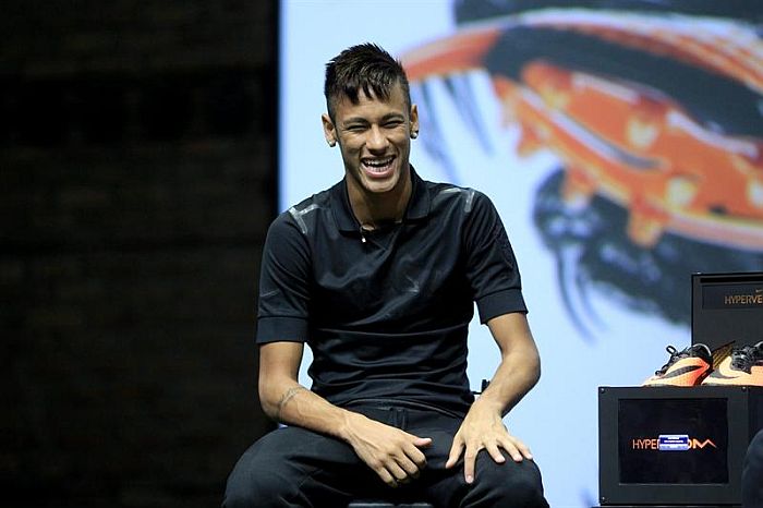 Neymar no lançamento da camisa número 3 da seleção, na cor preta | Antonio Lacerda / EFE