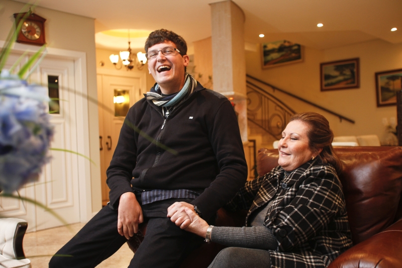 Aos 54 anos, Regina entrou na faculdade: aprendeu neurologia, anatomia e fonoaudiologia, tudo para ajudar o filho Leandro | André Rodrigues / Gazeta do Povo