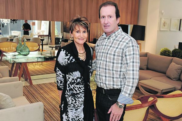 Arquitetos, designers e decoradores movimentaram a loja Simmetria Ambienti, no lançamento da coleção 2013, Corpo & Alma. Na foto, a decoradora Vânia Schrappe, expressão em bom gosto e elegância, com o anfitrião Edson Marochi | Gerson Lima