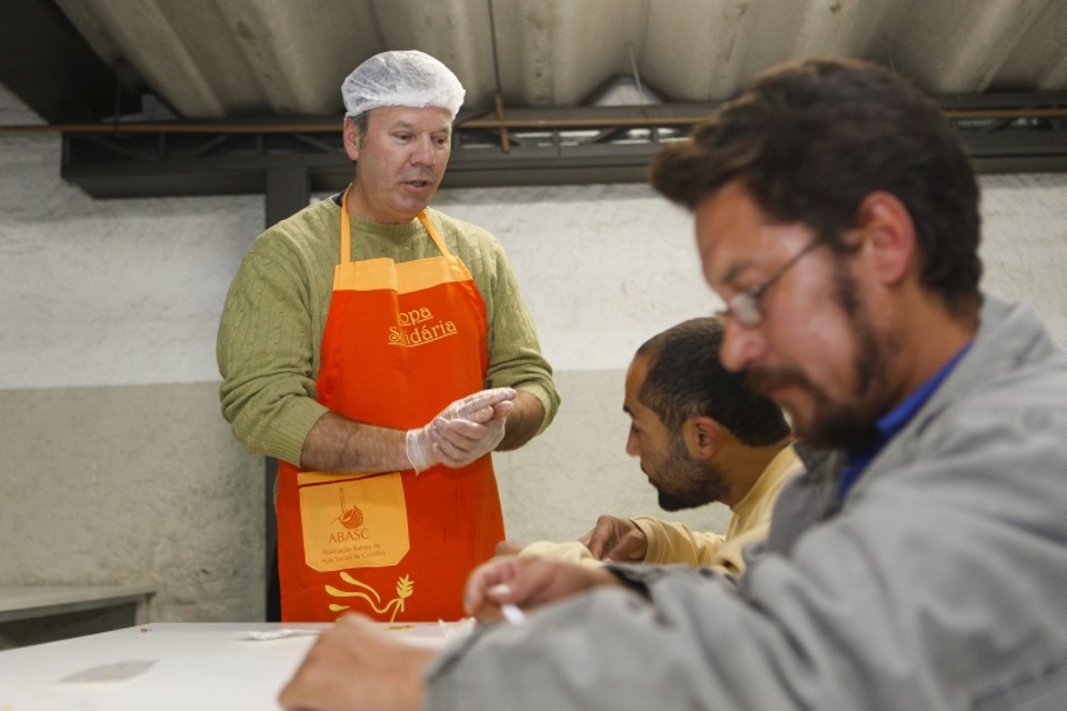 Pedro Prado, voluntário do grupo Sopa Solidária, que distribui refeições à população em situação de rua de Curitiba | Andre Rodrigues/ Gazeta do Povo