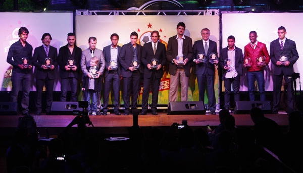 A festa dos Melhores do Paranaense 2013, promovida ontem pela Gazeta do Povo na WS Brazil, em Curitiba, foi um congraçamento entre os principais clubes do estado. Representantes das três equipes da capital e do Londrina, que tiveram atletas votados, estiveram presentes no concorrido evento | Jonathan Campos/Gazeta do Povo