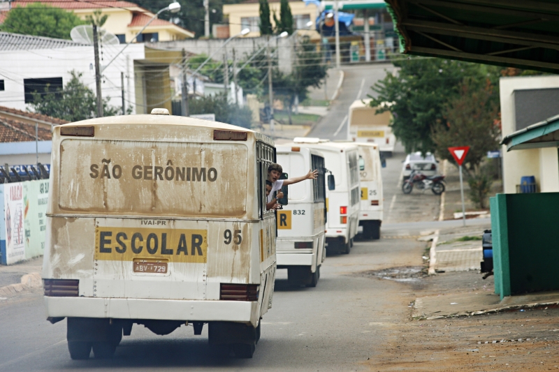 Falta de regulação permite uso de veículos velhos para transportar crianças | Josué Teixeira / Gazeta do Povo