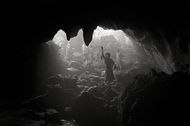 Gruta de Francisco, Saint Michel de Atalaye, norte do Haiti 2010 Ao final do mês de junho e do solstício, os fiéis empreendem uma peregrinação até a Grota de São Francisco de Assis, uma cova histórica localizada perto do povoado de Saint-Michel de l´Atalaye onde são feitas as oferendas. |
