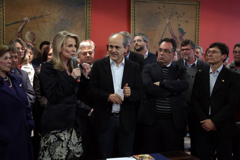 O prefeito Gustavo Fruet (PDT) transmitiu o cargo à Mirian Gonçalves porque vai viajar ao Japão entre os dias 17 e 26 de maio | Jaelson Lucas / Prefeitura de Curitiba