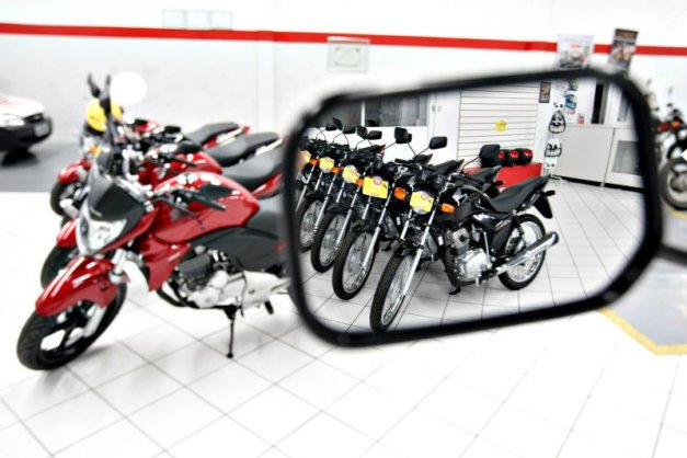 Segundo gerentes de vendas, as motos novas estão ficando em segundo plano no momento da negociação | Ivonaldo Alexandre / Gazeta do Povo