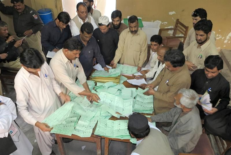 Contagem de votos durante as eleições parlamentares em Quetta, na província de Baluchistão | EFE/EPA/WAHEED KHAN