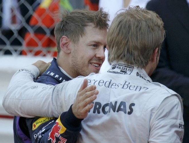 Abraço compatriota: Sebastian Vettel parabeniza o também alemão Nico Rosberg |