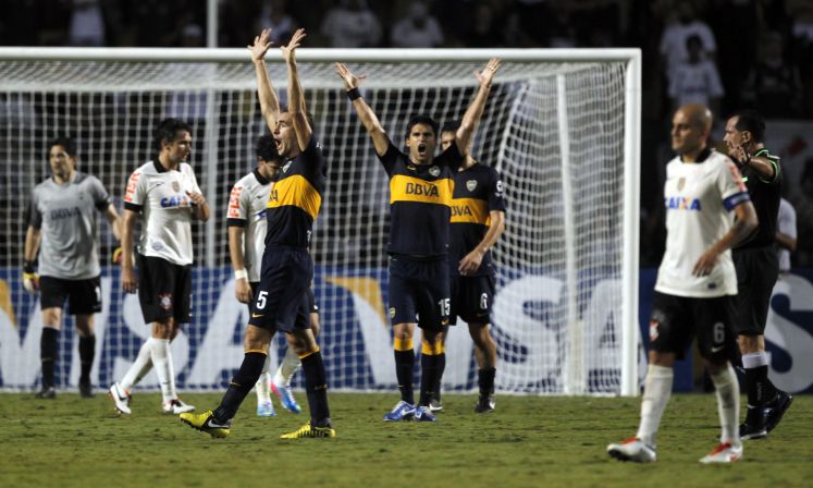 Jogadores do Boca comemoram no Pacaembu após eliminarem o atual campeão Corinthians | Paulo Whitaker / Reuters