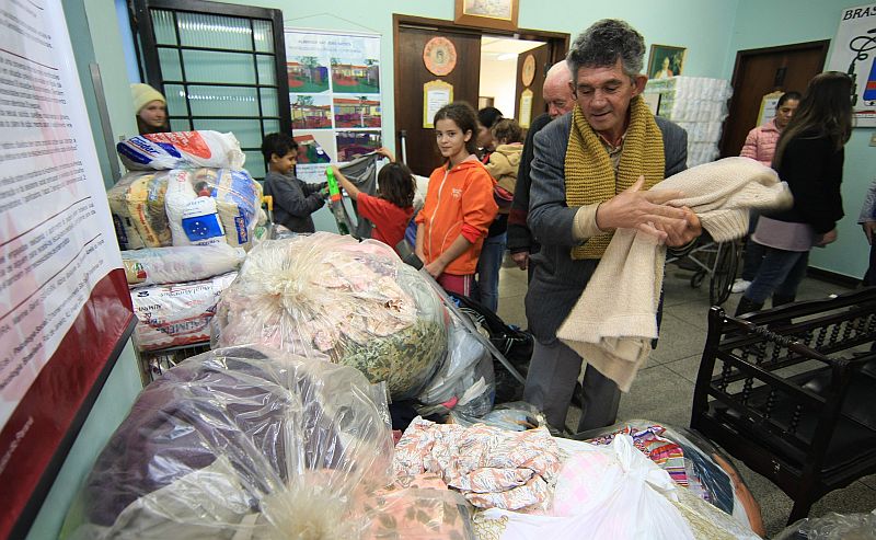 Anualmente, a campanha do agasalho recolhe roupas e cobertores para as pessoas mais necessitadas. Na foto, de 2012, o Lar São João Batista, em Curitiba, recebe parte das doações da campanha | Ivonaldo Alexandre/Gazeta do Povo