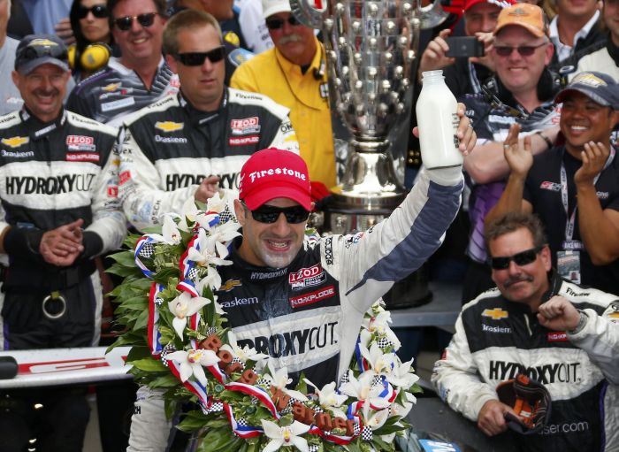 Tony Kanaan fez boa prova e contou com uma ultrapassagem nos minutos finais para vencer as 500 Milhas | Reuters