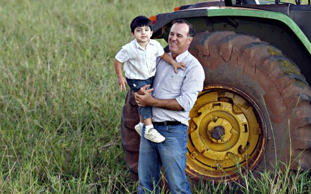 O agropecuarista Gérson Magnoni Bortoli com seu neto Gabriel, de 3 anos: pecuária bem casada com agricultura fez do produtor o campeão de produtividade na soja em pleno Arenito Caiuá, com rendimento monitorado de 4,47 mil quilos por hectare |
