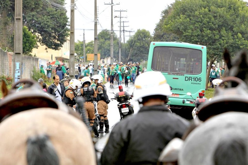 Nas imediações da Vila Olímpica, a Polícia Militar não teve trabalho para administrar o fluxo de torcedores | Antonio More/ Gazeta do Povo