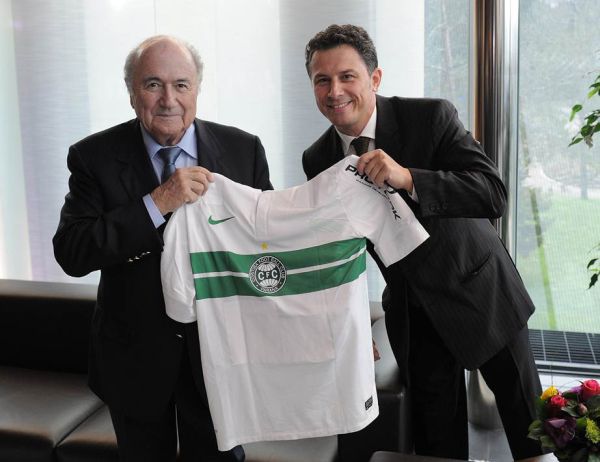 Ricardo Gomyde, diretor de futebol profissional do Ministério do Esporte, presenteou o presidente da Fifa, Joseph Blatter, com uma camisa do Coritiba, seu time do coração, na última reunião do comitê executivo da entidade, em Zurich. Gomyde contou a Blatter que a final do Campeonato Paranaense será um Atletiba | Divulgação/Fifa