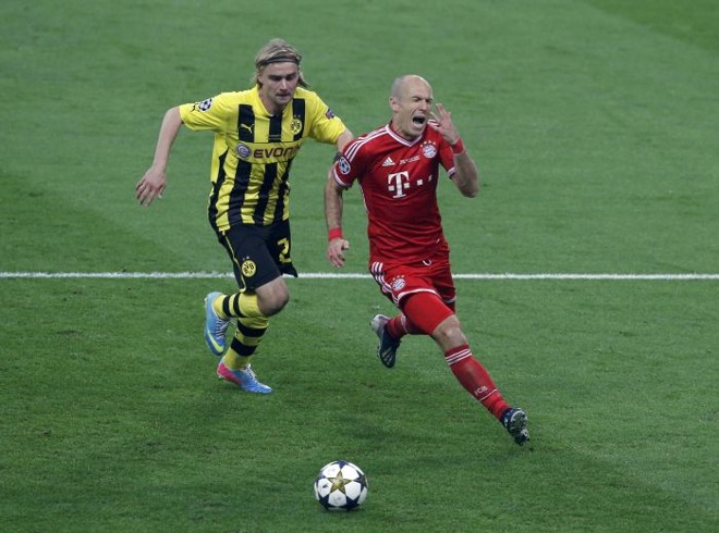Arjen Robben disputa a bola com o defensor do Borussia Marcel Schmelzer |