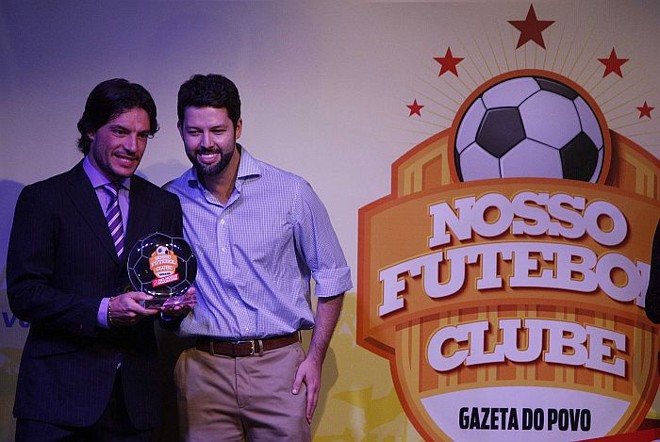 Germano, do Londrina, recebe prêmio como um dos melhores volantes do Paranaense do gerente de projetos especiais da Gazeta do Povo, Lipsio Carvalho | 