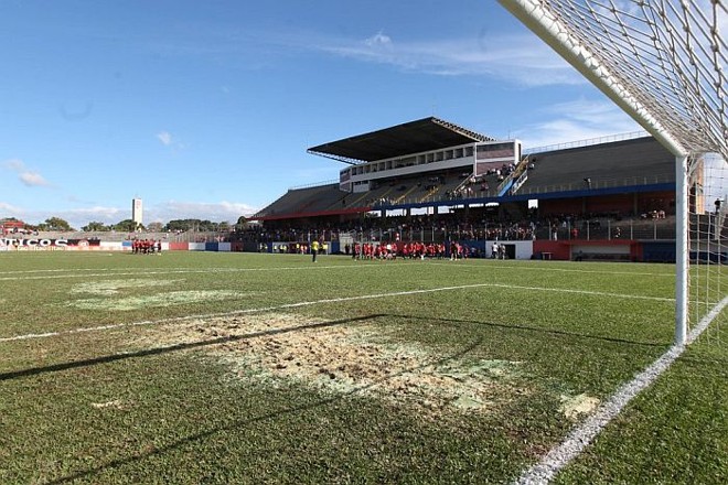 Gramado da Vila Olímpica do Boqueirão antes da partida entre Atlético e Cruzeiro |