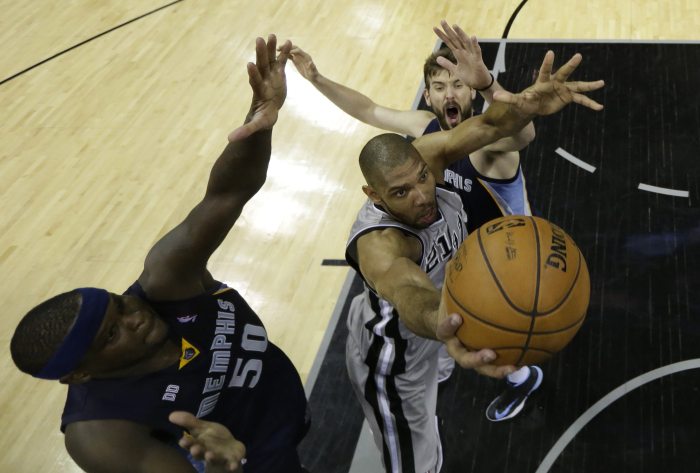 Tim Duncan comandou a vitória do Spurs na segunda partida com o Grizzlies | Ronald Martinez / Reuters