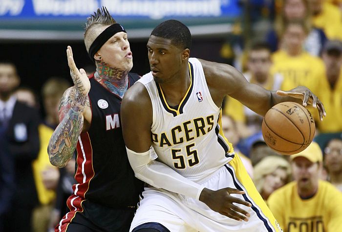 Roy Hibbert tenta passar pela marcação de Chris Andersen na vitória do Pacers sobre o Heat | Brent Smith / Reuters