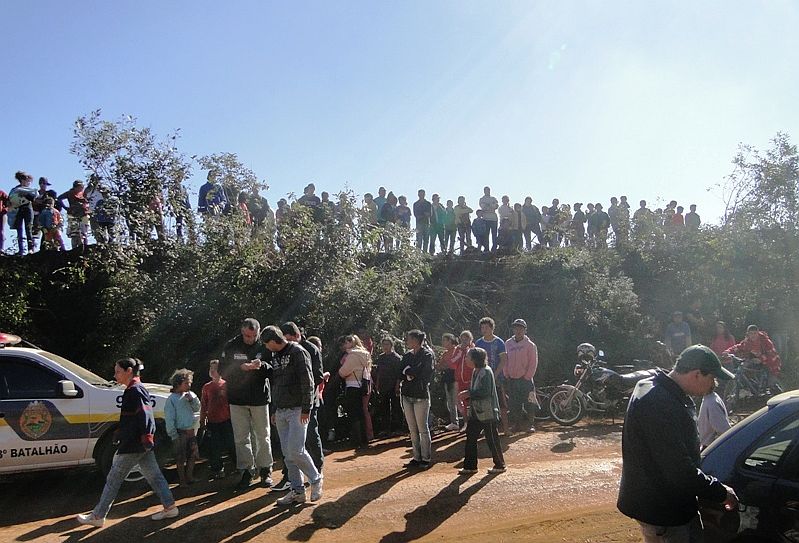 Uma multidão acompanhou o trabalho da polícia no local onde três crianças foram mortas a facadas pelo próprio pai | Alencar Pereira/Portal RBJ