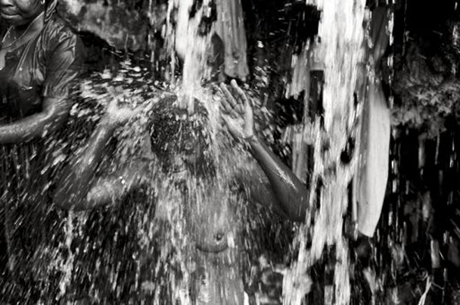 Sodo, região central do Haiti 2009 Cada ano, no meio do mês de julho, os devotos vão às cascatas e cachoeiras de água não salobra de Sodo--palavra do Creole haitiano para referir ao Saut d´Eau ou cachoeira--perto de Ville Bonheur, aproximadamente 40 milhas ao norte do que agora são as ruínas catastróficas da cidade de Port-au-Prince |