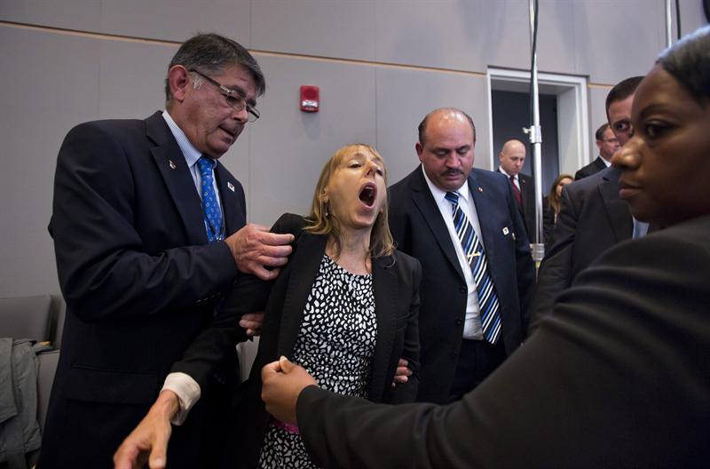 Medea Benjamin interrompe Obama durante discurso nesta quinta-feira (23) | Jim Lo Scalzo/EFE