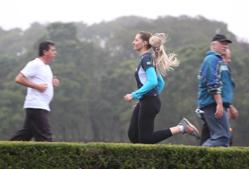A corredora de rua Gabriela Kawalec recebe um auxílio de R$ 1.500 semestrais para a prática esportiva. Ela já recebeu o repasse municipal dez vezes | Aniele Nascimento/Gazeta do Povo