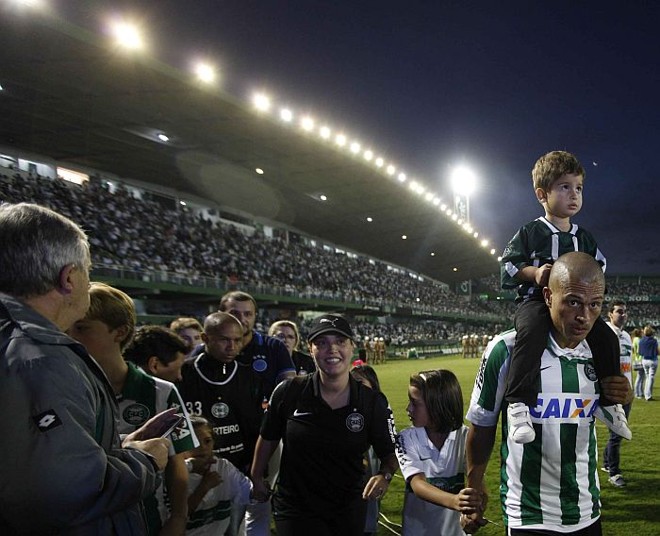 Alex comemora o título do Paranaense com a famíalia | 