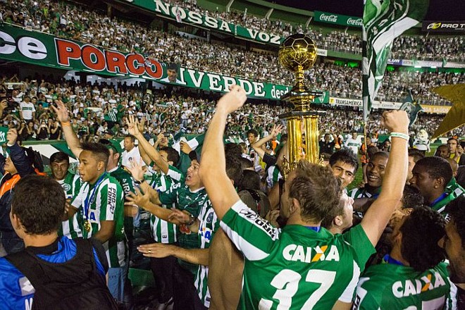 Jogadores do Coritiba levam o troféu para a torcida comemorar | 