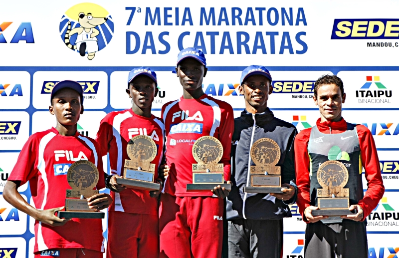 Mark Korir (centro) cravou o novo recorde da prova | Christian Rizzi/Gazeta do Povo