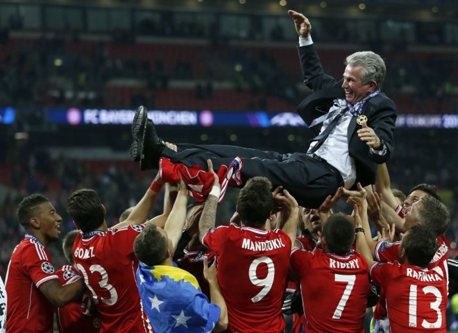 Agradecimento: equipe campeã comemora com o técnico Jupp Heyneckes |