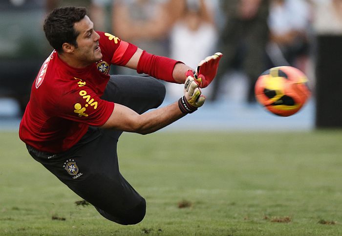 Dispensando na Inter de Milão e rebaixado pelo Queens Park Rangers, Julio Cesar vê na convocação da seleção uma oportunidade para retomar a carreira | Sergio Moraes / Reuters