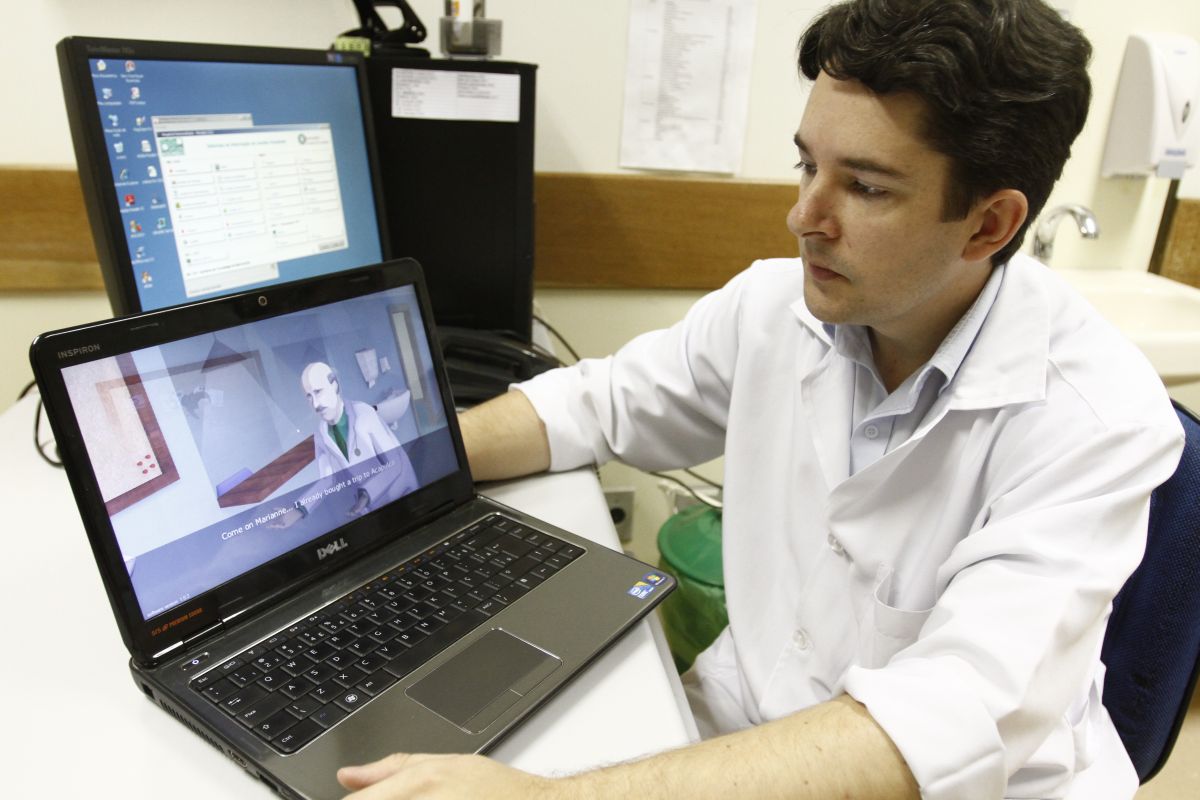 O endocrinologista Leandro Diehl mostra uma das 16 fases do jogo InsuOnline | Gilberto Abelha / Gazeta do Povo