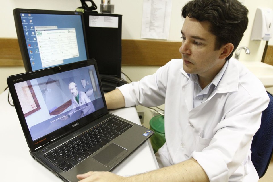 O endocrinologista Leandro Diehl mostra uma das 16 fases do jogo InsuOnline | Gilberto Abelha / Gazeta do Povo