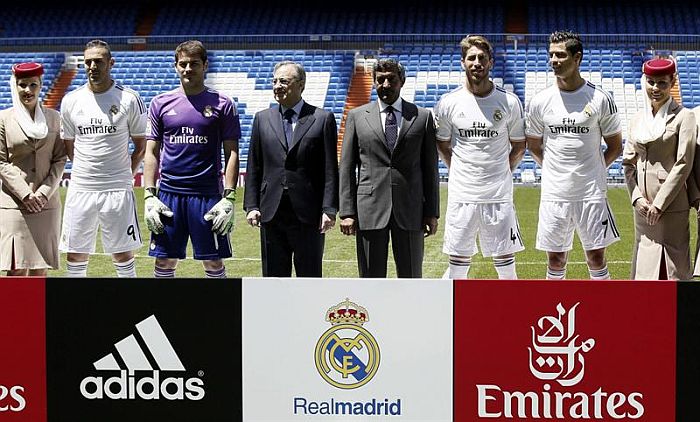 Casillas, Benzema, Cristiano Ronaldo e Sergio Ramos na apresentação do novo uniforme do Real Madrid, no Estádio Santiago Bernabeu | Paco Campos / EFE