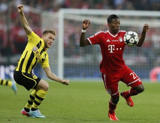 David Alaba, do Bayern, domina a bola e é perseguido por Jakub Blaszczykowski |