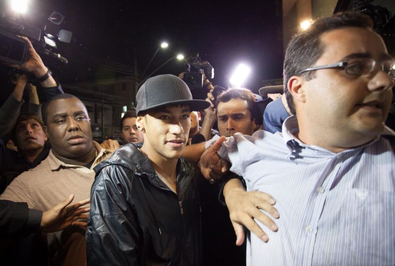 Neymar saiu da Vila Belmiro dizendo que vive um dos momentos mais felizes da vida | Ricardo Nogueira / Folhapress