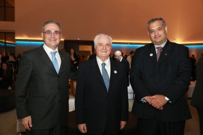 O presidente da Rede Bourbon Hotéis & Resorts, Alceu Vezozzo Filho (à esq.), com o fundador da empresa, Alceu Antimo Vezozzo, e o gerente-geral do Bourbon Cataratas, Osvaldo Júlio Neto, na inauguração do balroom |