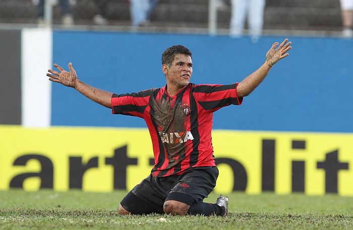 Atacante Ederson sofreu com a má condição do gramado da Vila Olímpica | Daniel Castellano / Gazeta do Povo