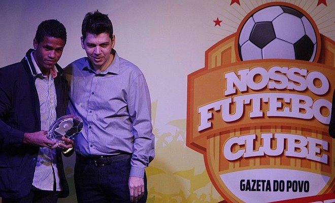 Lateral direito Léo, do Atlético, recebe prêmio do editor de Esportes da Gazeta do Povo, Rodrigo Fernandes | 