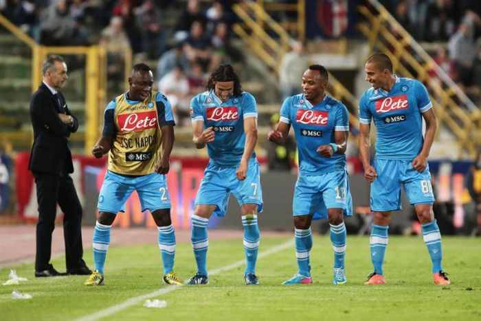 Cavani (número 7) comemora seu 27.º gol no Campeonato Italiano | Elisabetta Baracchi / EFE
