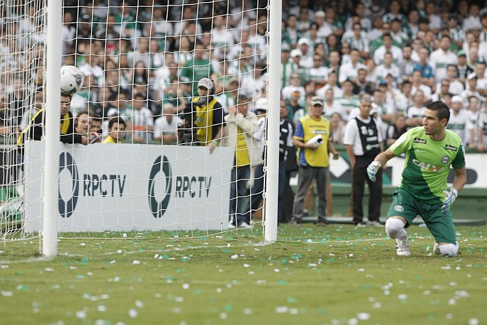 Vanderlei observa a bola entrando após falhar no gol atleticano, marcado por Hernani | André Rodrigues / Gazeta do Povo
