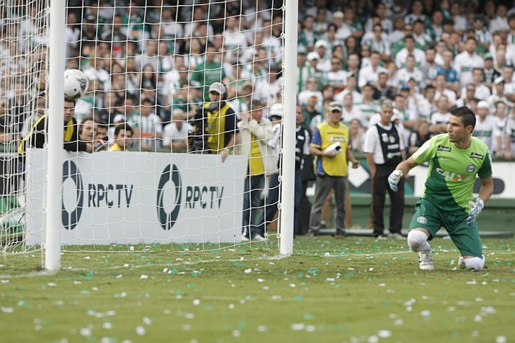 Vanderlei observa a bola entrando após falhar no gol atleticano, marcado por Hernani